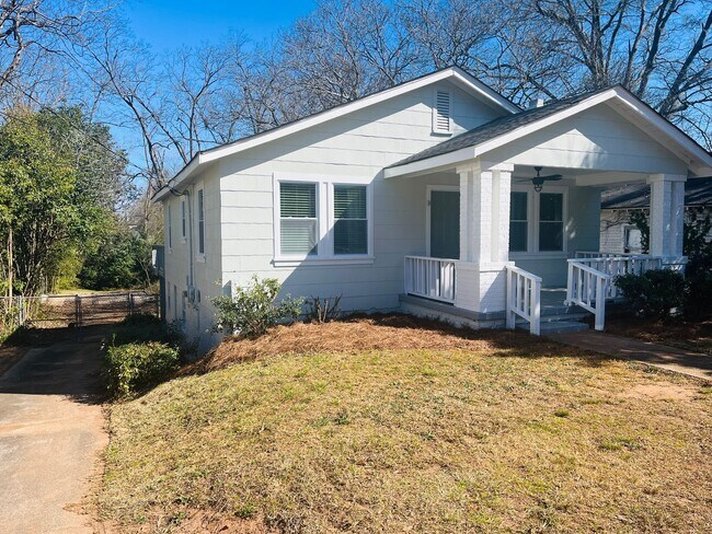 Foto del edificio - Adorable cottage style home with large fenced in backyard near Downtown Lagrange! Must see!