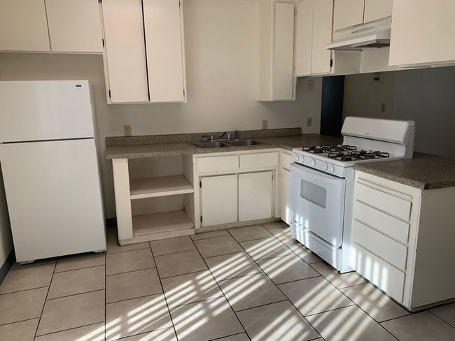 Building Photo - Corner unit available in Armona!