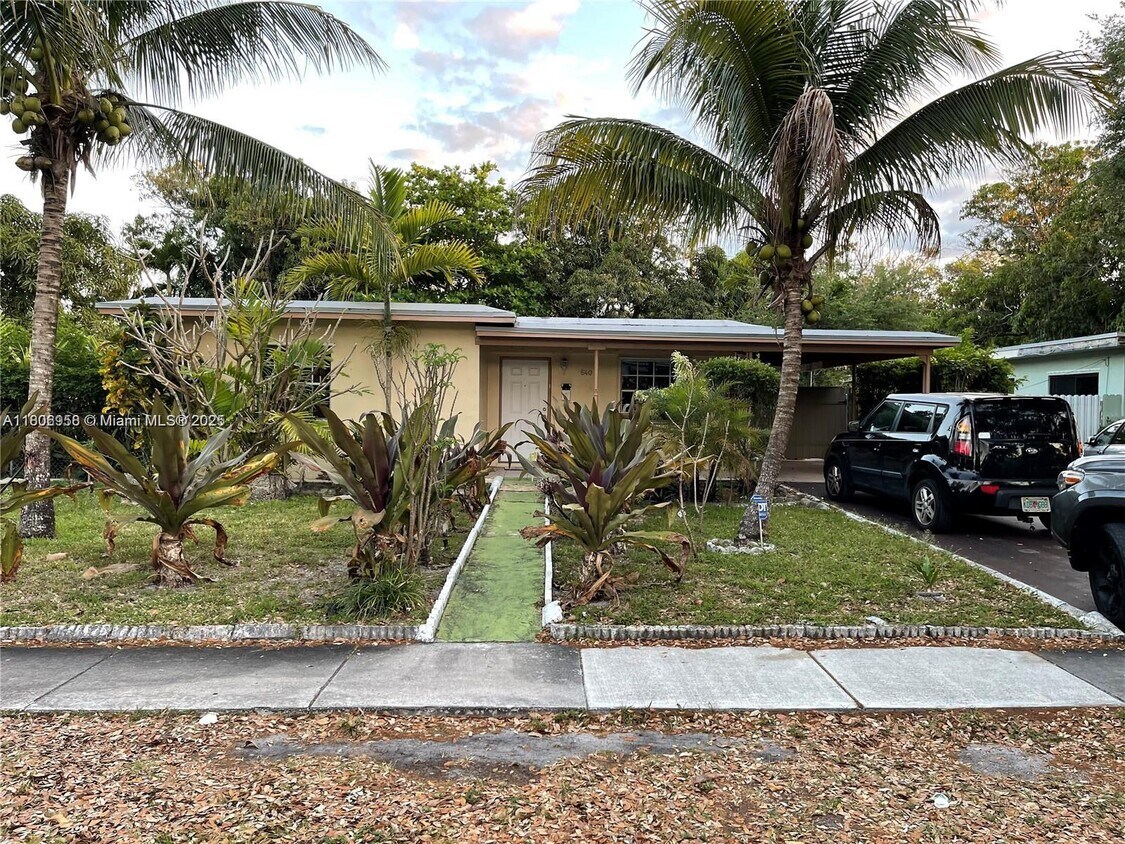 Foto principal - 640 NE 141st St