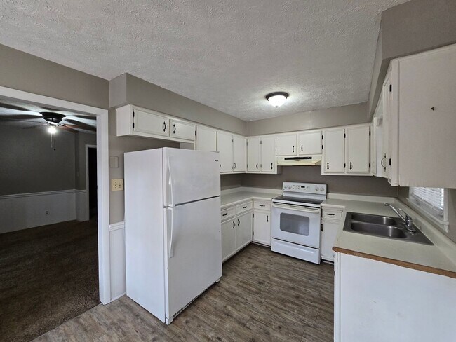 Foto del edificio - 6003 McDougal Dr
