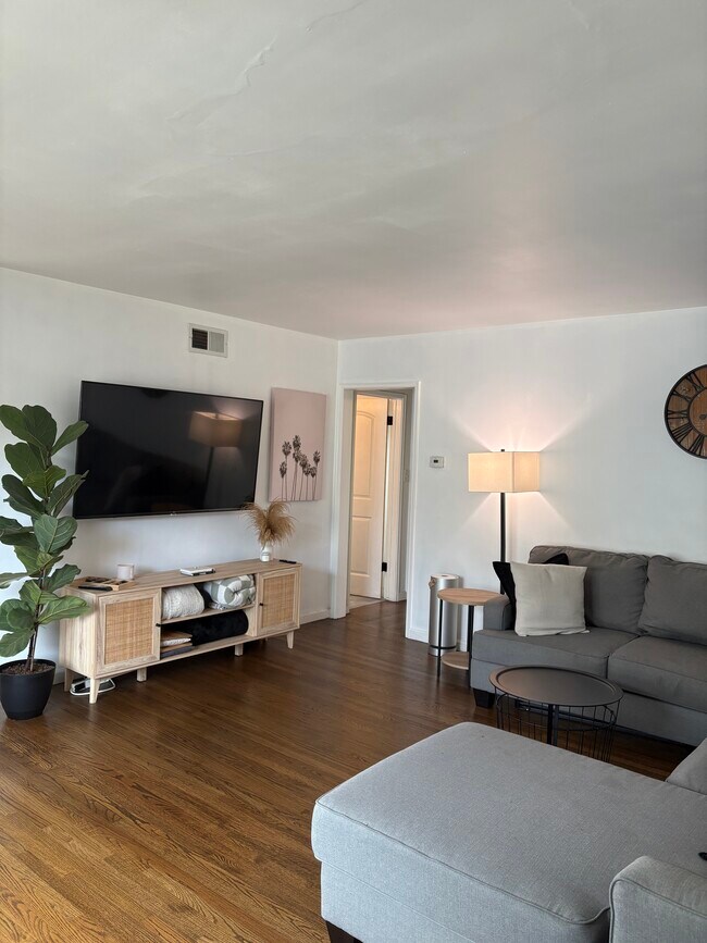 Foto del edificio - 1049 E 3rd St