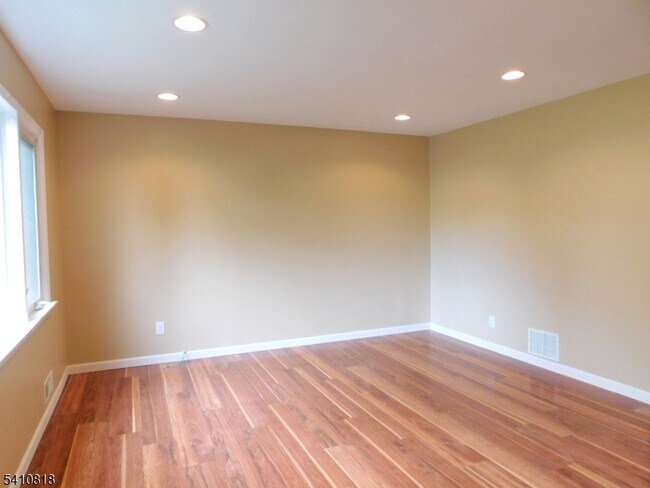 Building Photo - 62 Mercer Ave