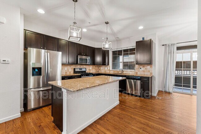 Foto del edificio - 851 Elmhurst Dr