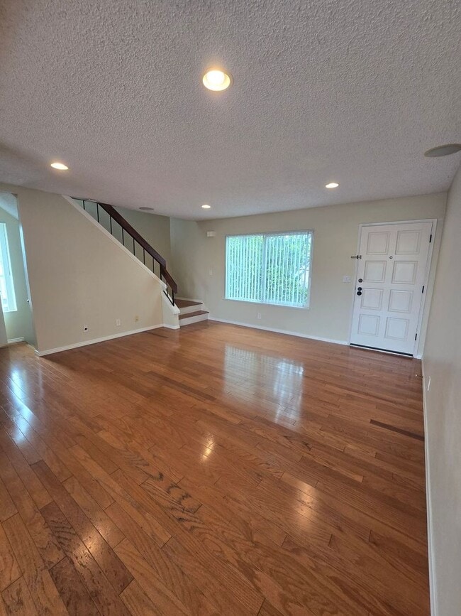 Building Photo - Spacious 2BD/2.5BA Town Home near Universi...