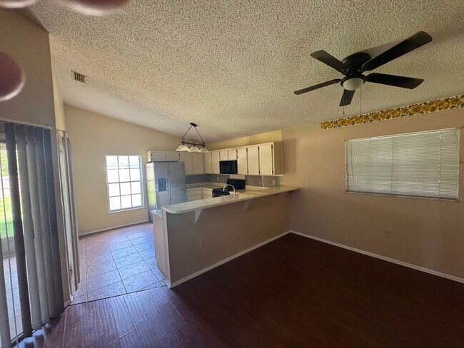 Foto del edificio - Spacious Lakeland 3-Bedroom Home with 2-Car Garage & Large Driveway