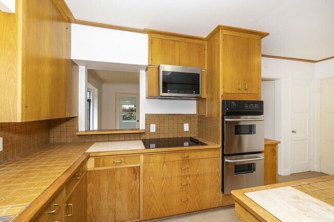 Foto del edificio - Stately Two Story Home w/ Serene Backyard in Crescent Park