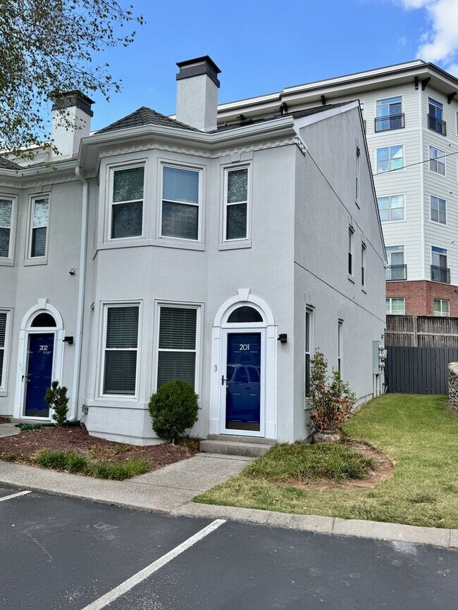 Building Photo - Updated 2 Bedroom Townhome Close to Vandy ...
