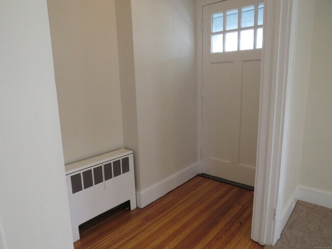 Building Photo - 16 Meadow St