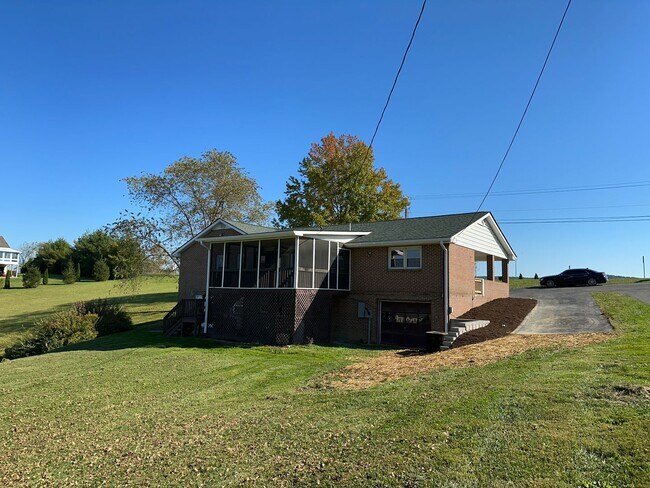 Foto del edificio - Large home in convent Blacksburg location