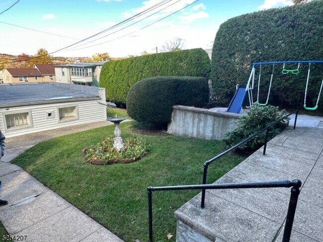 Foto del edificio - 63 Marcellus Ave