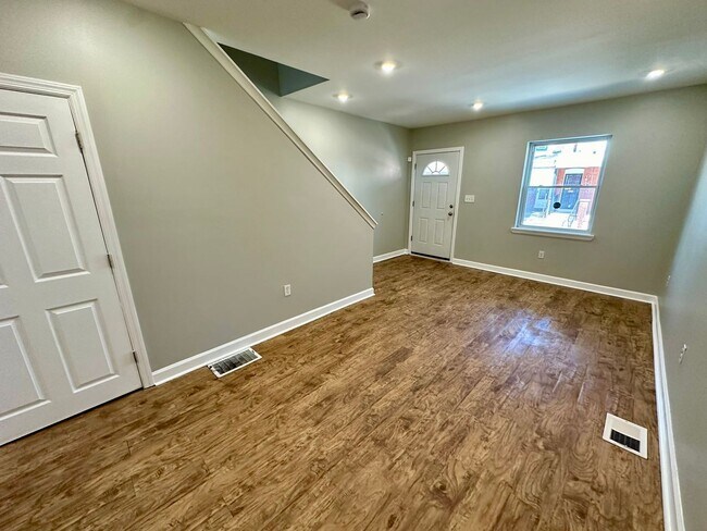 Foto del edificio - Fully renovated 3 bed 1.5 bath. Great loca...