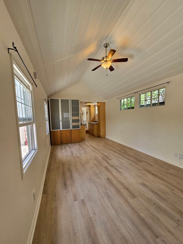 Primary Photo - 1456 S Doheny Dr