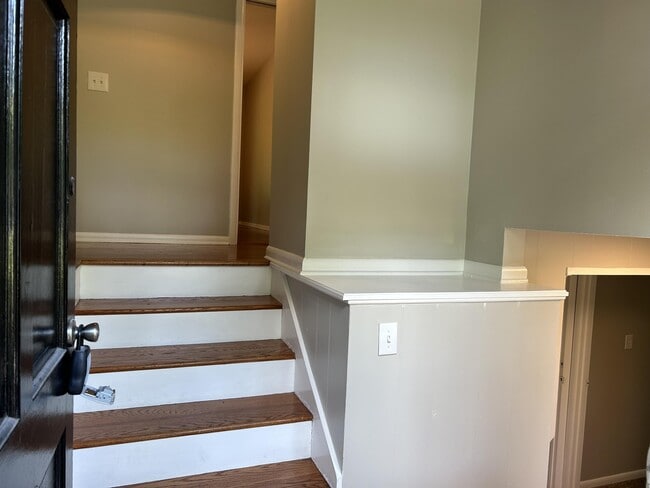 Building Photo - 4521 Panorama Dr SE