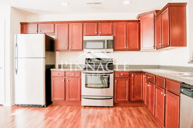 Kitchen - 104 Colonnade St