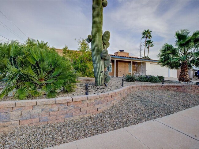 Building Photo - 2 Bedroom 2 Bathroom with Solar Panels and Private Pool!