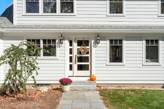 Building Photo - 335 Central Rd