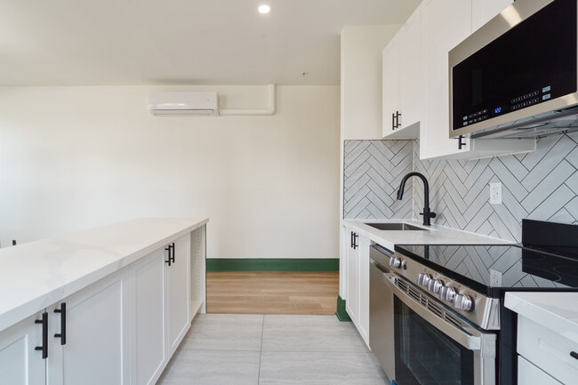 Building Photo - 72 James St N