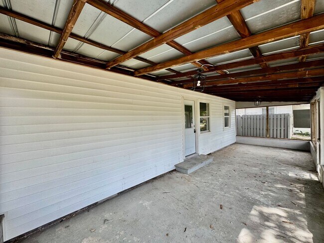 Foto del edificio - GORGEOUS REMODELED 3BR/2BA Zephyrhills Home with HUGE SCREENED IN PORCH and Shed