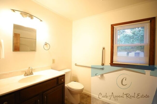 Building Photo - Spacious 3 bed/1 bath home!!