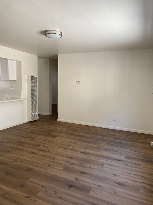 Spacious living room - 829 Alpine St