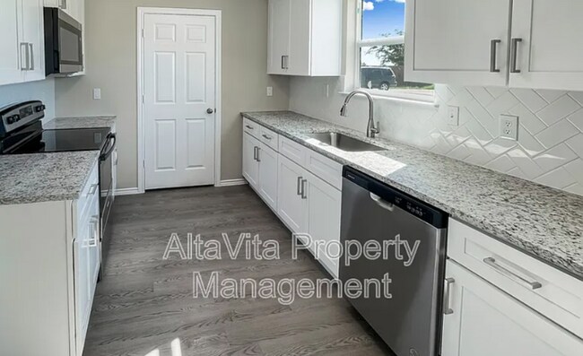 Foto del edificio - 433 S Cleburne Whitney Rd
