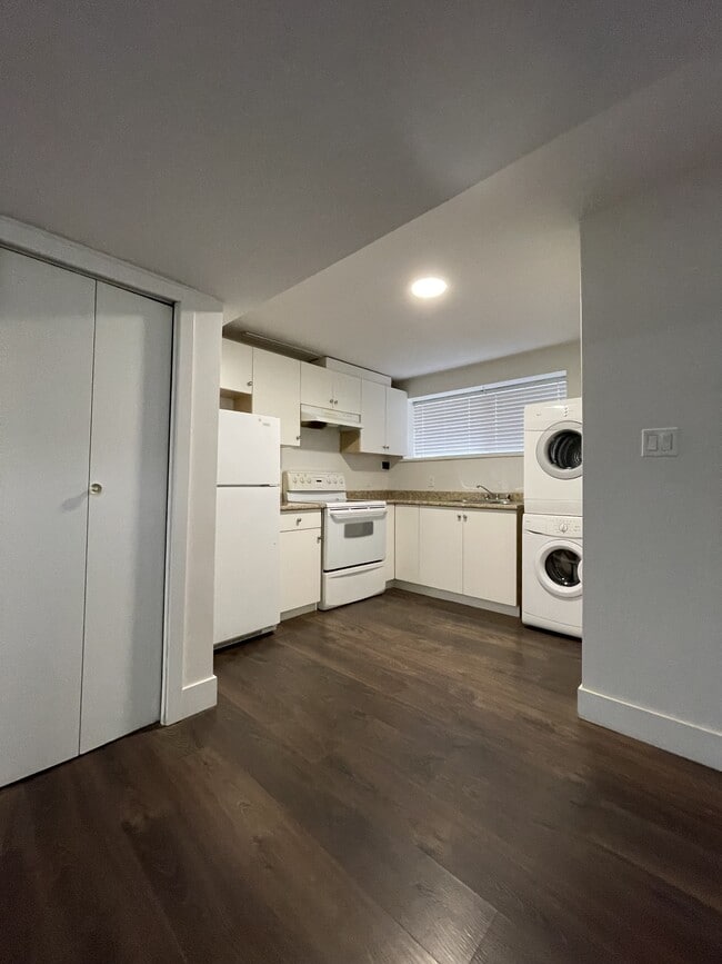 Building Photo - 33188 Brundige Ave