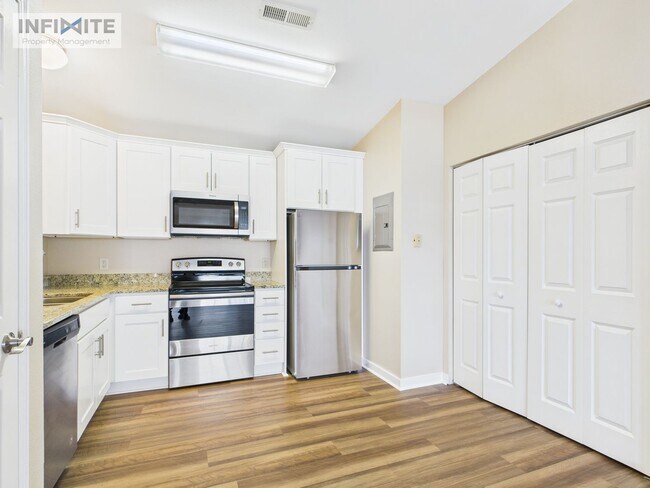 Foto del edificio - Bright & Updated 2 Bedroom Condo with Mountain Views – Available Now!