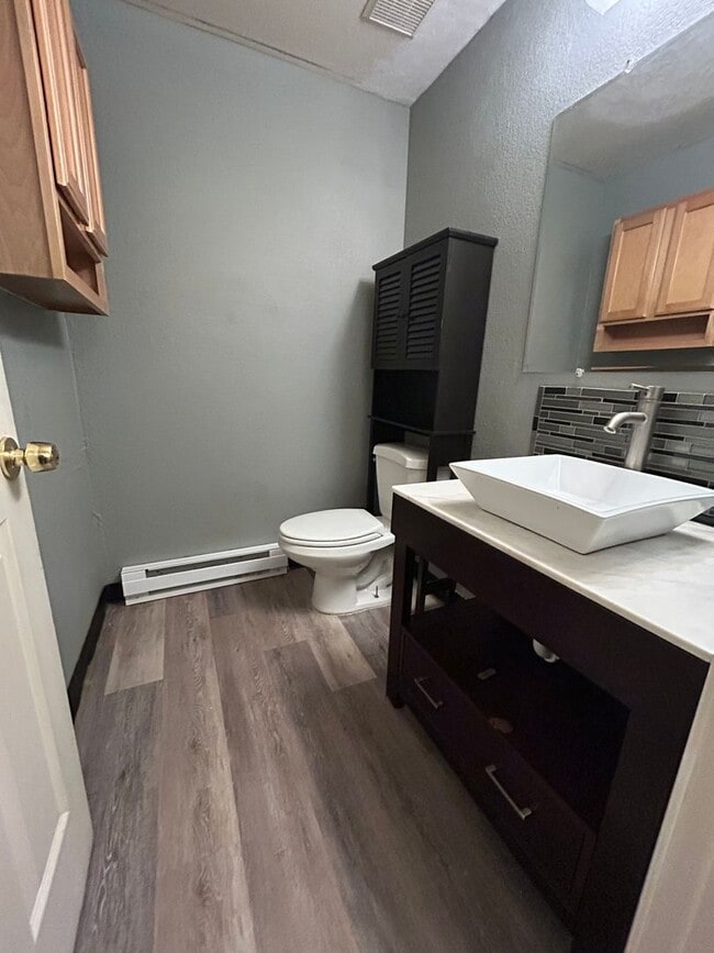 Building Photo - 2bed, 1.5 bath Duplex with Garage & Fenced Yard!