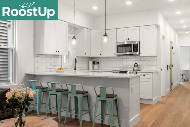 Foto del edificio - Furnished private bedroom with private ensuite bath