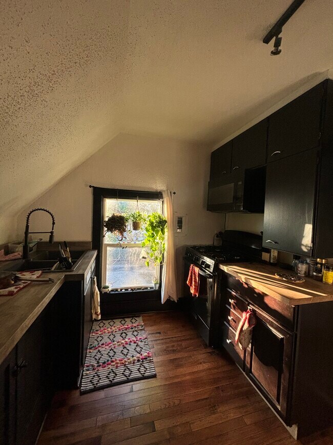 Foto del edificio - 1841 1/2 Highland Ave