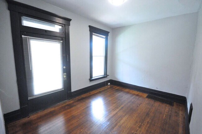 Foto del edificio - 131 W 8th Ave