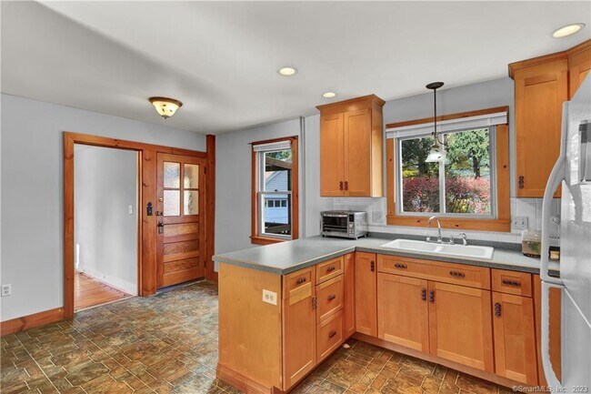 Building Photo - 18 Scitico St