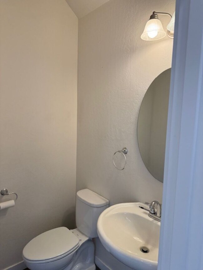 Building Photo - New on Market/ Large Townhome in Phoenix