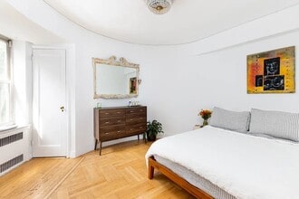 Building Photo - 25 Minetta Ln