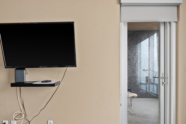 Building Photo - 1320 1st St SE