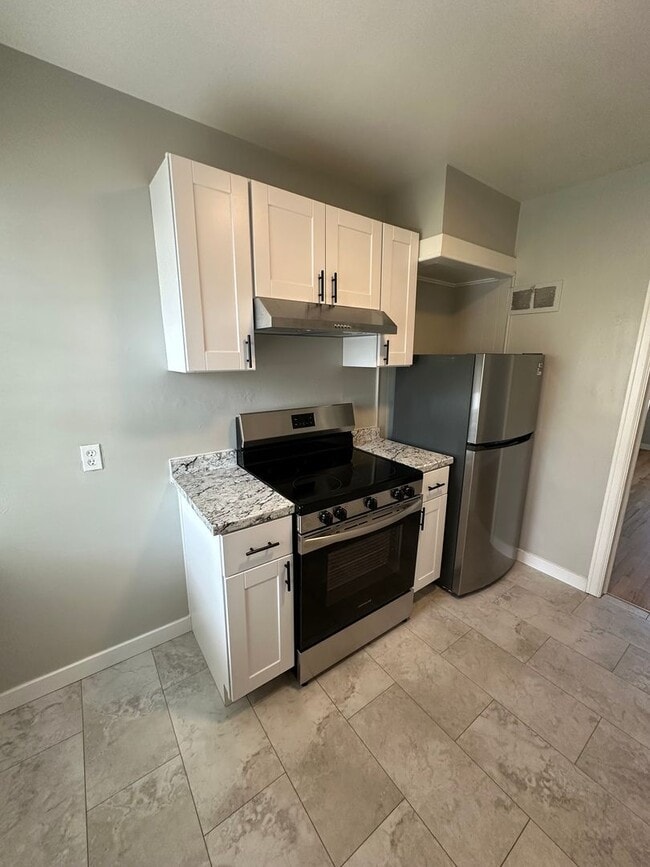 Foto del edificio - NICELY UPDATED 2 BEDROOM, 1 BATHROOM APART...