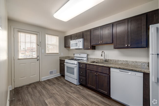 3BR, 1BA - 1,768SF - Kitchen - Foxridge Townhomes