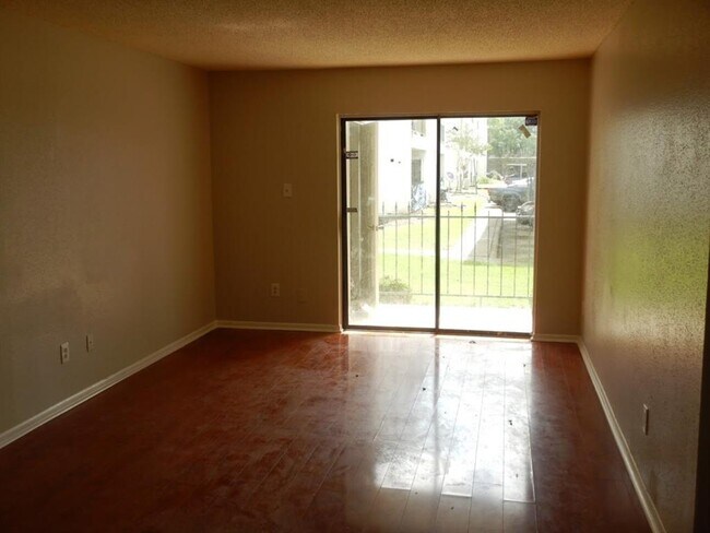 Building Photo - 2816 S Bartell Dr