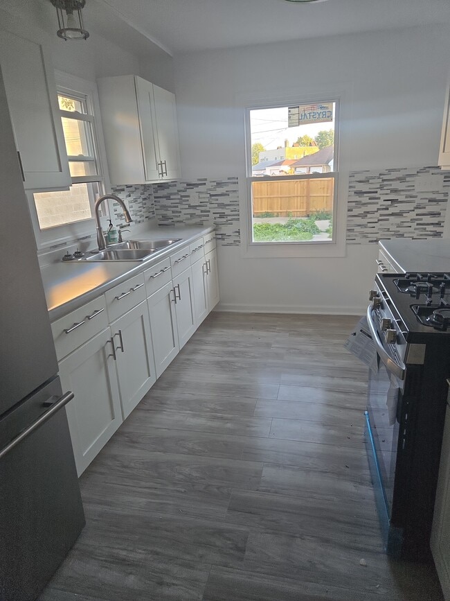 Building Photo - 2417 W Roosevelt Dr