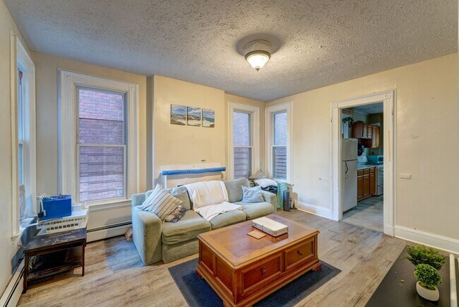 Foto del edificio - 22 Lynwood Pl