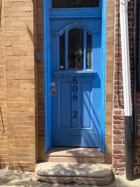 Building Photo - 606 S American St