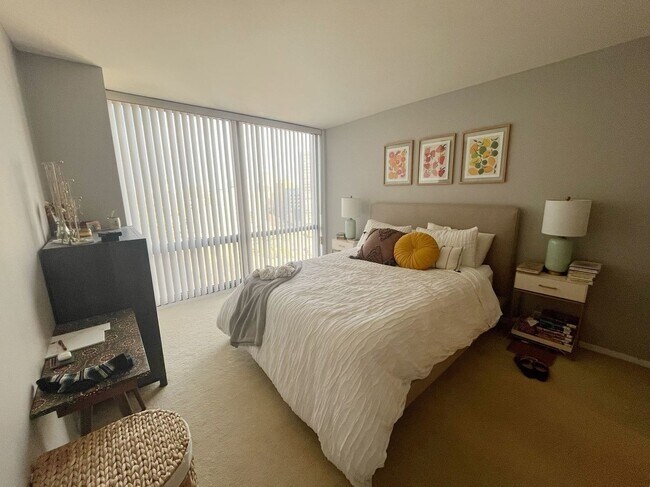 Foto del edificio - 2650 N Lakeview Ave