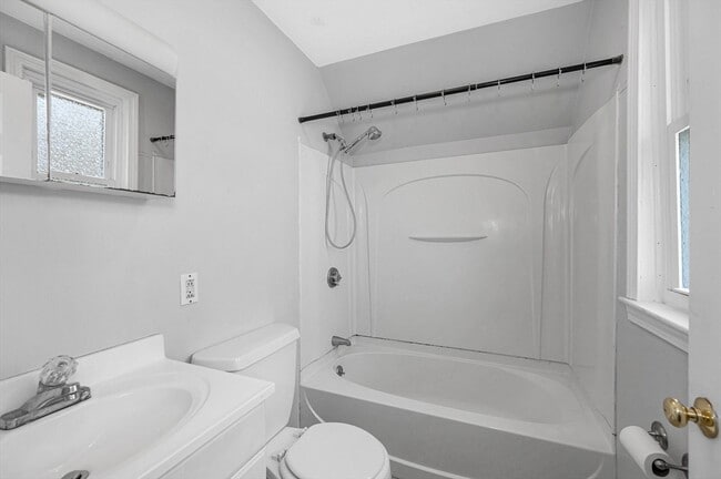 Building Photo - 16 Epping St