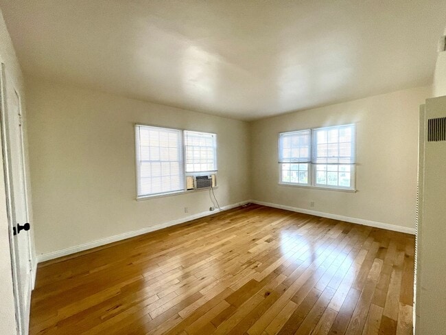 Foto del edificio - Charming Studio Near LACMA, The Grove & Melrose-Fairfax! MOVE IN READY!