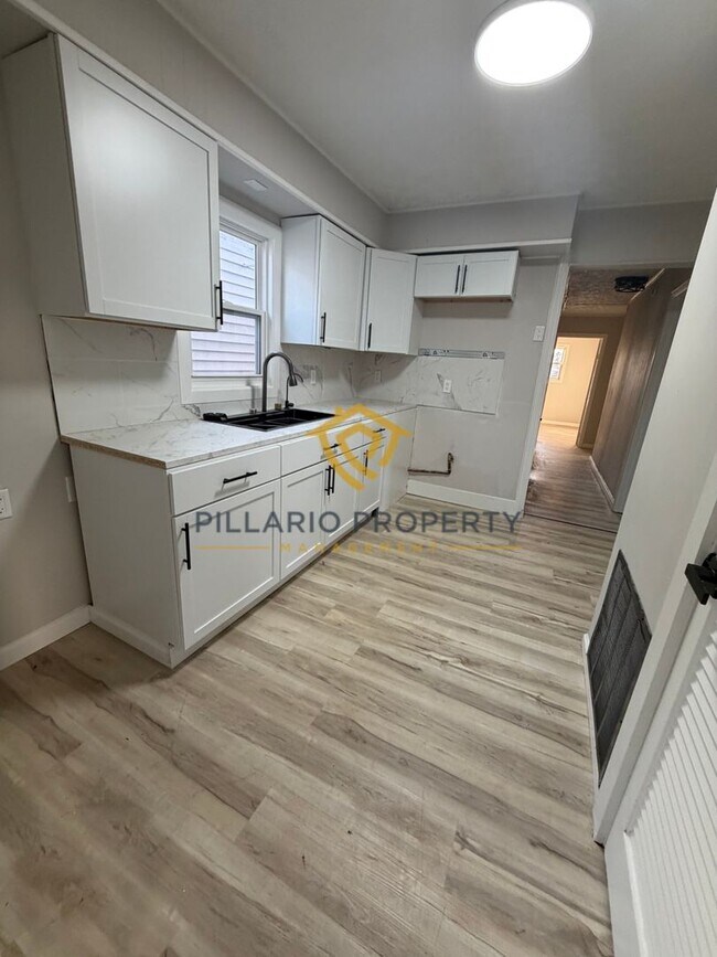 Foto del edificio - Freshly Renovated Home Minutes from the Airport Available NOW!