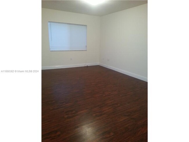 Building Photo - 2880 Pine Tree Dr
