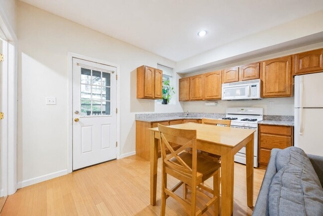Building Photo - 182A Christopher Columbus Dr