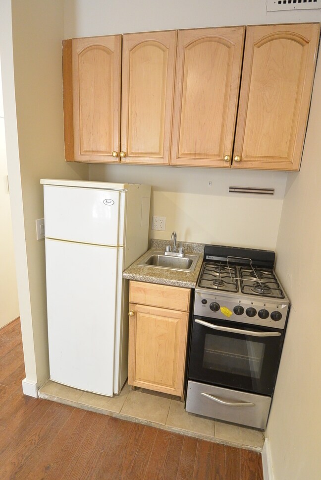 Building Photo - 1598 3rd Ave