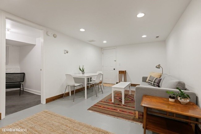 Foto del edificio - 2 br, 1 bath  - 3145 W Augusta Blvd # Gdn