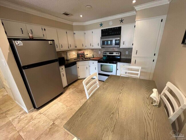 Foto del edificio - 3208 Redwood Ln
